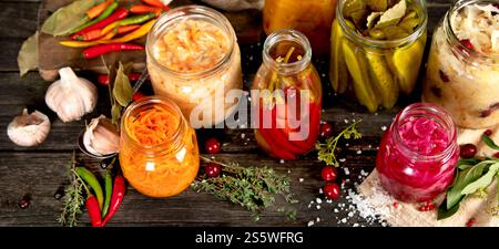 Cibo fermentato su tavola di legno. Alta fonte di probiotici. Foto Stock