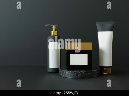 Biberon, vasetto panna e tubo a pressione su sfondo nero. Foto Stock