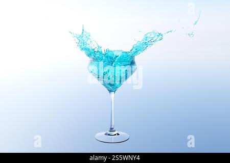 Cocktail blu con spruzzi su uno sfondo semplice. Spruzzi di cocktail blu sullo sfondo. Foto Stock