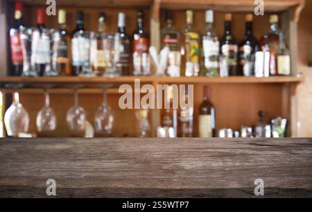 Piano tavolo in legno in Blur interno stanza di sfondo con spazio vuoto per la copia Foto Stock
