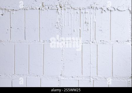 Sfondo in stucco bianco con sfondo in cemento grigio Foto Stock