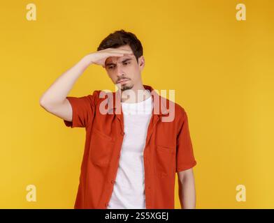 Ritratto dell'uomo pensante circondato da un punto interrogativo su sfondo isolato. Trovare ispirazione o soluzione al problema. Foto Stock