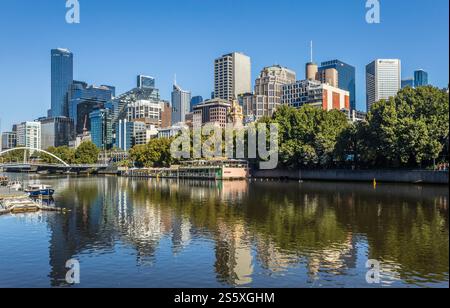 Vista del fiume Yarra con lo skyline di Melbourne dalla Southbank Promenade sotto il Pricess Bridge, Melbourne, Victoria, Australia Foto Stock