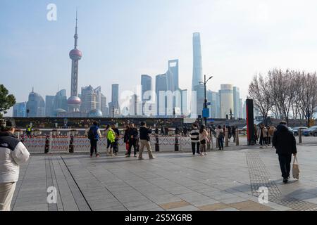 Shanghai, Cina. 7 gennaio 2025. Vista delle persone che camminano nel pomeriggio lungo il Bund nel centro della città Foto Stock