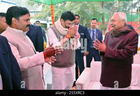 India. 14 gennaio 2025. PATNA, INDIA - 14 GENNAIO: Il primo ministro del Bihar Nbianc Kumar durante il festival Makar Sankranti all'ufficio del partito Lok Janshakti (Ramvilas) il 14 gennaio 2025 a Patna, India. (Foto di Santosh Kumar/Hindustan Times/Sipa USA) credito: SIPA USA/Alamy Live News Foto Stock