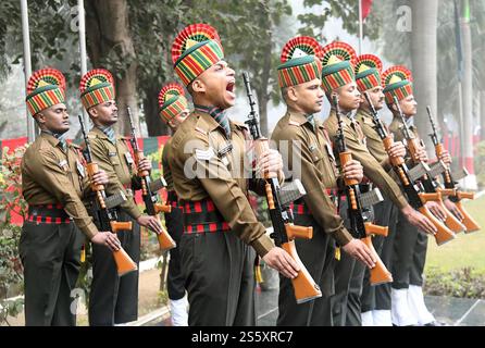 India. 14 gennaio 2025. PATNA, INDIA - 14 GENNAIO: I jawans della polizia del Bihar rendono omaggio ai martiri durante Shaurya Samvaad 9th Indian Armed Forces Veterans Day 2025 al Bihar Regiment Centre, Danapur il 14 gennaio 2025 a Patna, India. (Foto di Santosh Kumar/Hindustan Times/Sipa USA) credito: SIPA USA/Alamy Live News Foto Stock