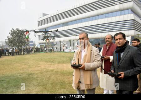 India. 14 gennaio 2025. PATNA, INDIA - 14 GENNAIO: Il ministro dell'agricoltura del Bihar Mangal Pandey droni volanti in occasione del festival Makar Sankranti a Krishi Bhawan il 14 gennaio 2025 a Patna, India. (Foto di Santosh Kumar/Hindustan Times/Sipa USA) credito: SIPA USA/Alamy Live News Foto Stock
