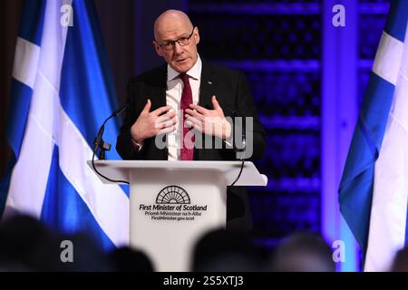 Foto del file del 06/01/25 del primo ministro John Swinney che tiene un discorso alla Playfair Library di Edimburgo. John Swinney ha affermato di essere "senza illusioni” circa il tempo che ci vorrà per raggiungere il suo obiettivo di porre fine alla povertà infantile - con il primo ministro scozzese che afferma che a lungo termine sarà necessaria una "forte azione collettiva” per il successo. Data di pubblicazione: Mercoledì 15 gennaio 2025. Foto Stock