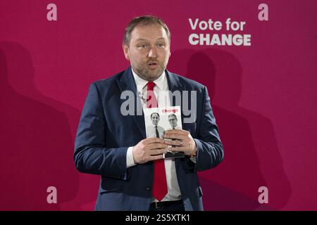 Foto del file del 18/06/24 del segretario scozzese Ian Murray che ha parlato durante il lancio del manifesto elettorale generale del partito a Murrayfield a Edimburgo. Il segretario scozzese Ian Murray diventerà il primo ministro del governo britannico nell'amministrazione laburista a testimoniare a Holyrood gli accordi di investimento da 3 miliardi di sterline. Data di pubblicazione: Mercoledì 15 gennaio 2025. Foto Stock