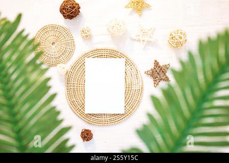 Disegni di mascherine vuote in un ambiente autentico, opere d'arte di biglietti d'auguri bianchi o disegni di cancelleria. scheda di carta vuota Foto Stock