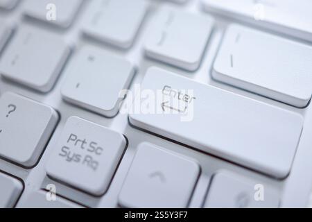 Mani di donna d'affari dito indice premendo il tasto invio sulla tastiera del computer Foto Stock
