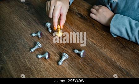 Leader e squadra di scacchi. Concetto di risorse umane gestione della carriera con mani strette strategia di pianificazione con cifre degli scacchi. leadership o successo Foto Stock
