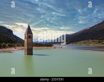Inondati (nel 1950) torre campanaria in Reschensee e famiglia (Italia, chiesa edificio nel XIV secolo) Foto Stock