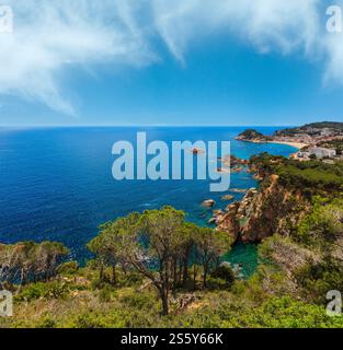 Estate mare paesaggio e Tossa de Mar città di pescatori sulla Costa Brava Catalogna. Foto Stock