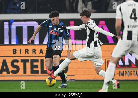 Matteo Ruggeri (Atalanta)Nicolo Savona (Juventus) durante la partita italiana di serie A tra l'Atalanta 1-1 Juventus allo Stadio Gewiss il 14 gennaio 2025 a Bergamo. Crediti: Maurizio Borsari/AFLO/Alamy Live News Foto Stock