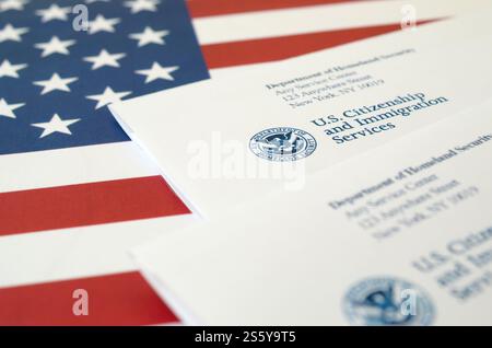 Buste con lettera dell'USCIS sulla bandiera degli Stati Uniti del Department of Homeland Security Close Up. Buste con lettera dell'USCIS su United Foto Stock