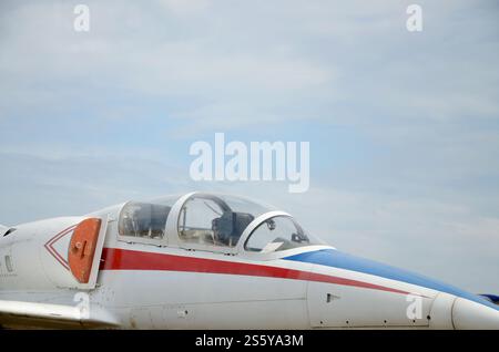 Cabina di aerei da caccia corazzati da vicino su sfondo blu del cielo. Cabina di aerei da caccia corazzati da vicino contro il cielo blu Foto Stock