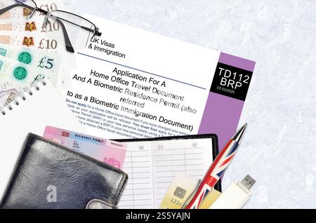 Modulo in inglese TD112 domanda di un documento di viaggio per l'ufficio di casa e di un permesso di soggiorno biometrico o di un documento biometrico di immigrazione da visti del Regno Unito e. Foto Stock