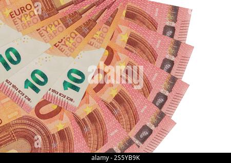 le banconote da 10 euro sono isolate su sfondo bianco con spazio di copia impilato a ventaglio. Concetto di transazioni finanziarie. 10 euro bugie Foto Stock