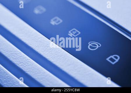 Vista dettagliata del router internet di luci a LED che mostra lo stato di connessione. Diodo emettitore wireless in plastica bianca internet wi-fi e il modem via cavo. phantom classic Foto Stock