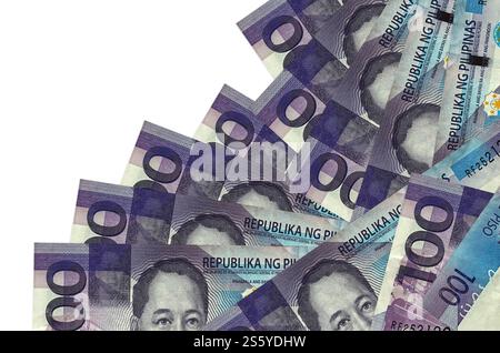 100 banconote di piso filippine si trovano in ordine diverso isolato su bianco. Concetto di banca locale o di creazione di denaro. Banner di sfondo aziendale. 100 Foto Stock