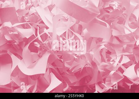 Sfondo a grana di carta sminuzzata, vista dall'alto di molte strisce di carta bianca. Mucchio di carta tagliata come coriandoli per feste o stucchi immagine tonificata in viva Foto Stock
