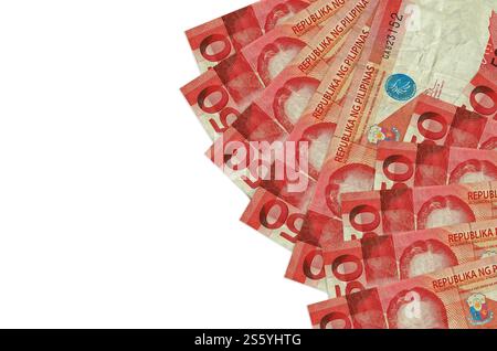 50 banconote di piso delle Filippine sono isolate su sfondo bianco con spazio di copia. Un ricco background concettuale. Grande quantità di ricchezza monetaria nazionale. Foto Stock