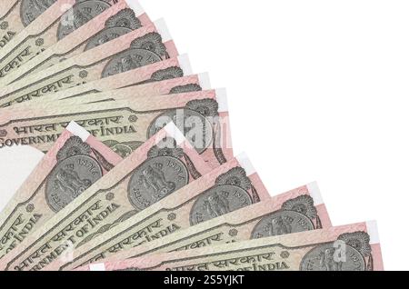 1 le banconote della rupia indiana sono isolate su sfondo bianco con spazio per le copie impilato nel primo piano della ventola. Concetto di tempo del giorno di paga o operazioni finanziarie. 1 indiano Foto Stock