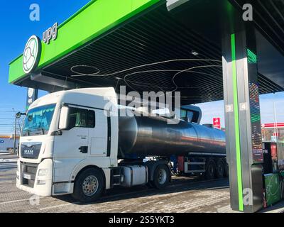 Kiev, Ucraina - 14 gennaio 2025: Un grande carburante Man autocisterna parcheggia in una stazione di servizio per il rifornimento. La stazione è dotata di servizi moderni Foto Stock