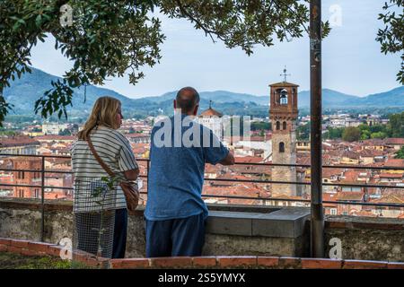 Turisti che godono la vista dalla piattaforma panoramica sulla Torre Guinigi (Torre Guinigi) a Lucca, provincia di Lucca, Toscana, Italia Foto Stock