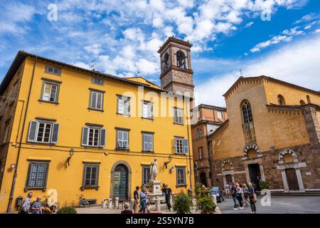 Fontana della Pupporona e Chiesa di San Salvatore in Mustolio in Piazza del Salvatore a Lucca, provincia di Lucca, Toscana, Italia Foto Stock
