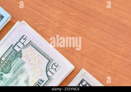 Pile di banconote da centocinquanta dollari su fondo in legno da vicino. Vista dall'alto in posizione piatta. Concetto di successo astratto o di business. Foto Stock
