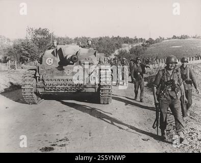 Cannone d'assalto tedesco StuG III Ausf. F da STG.Brig.210 e soldati tedeschi sulla strada vicino a Novorossiysk. 1942. - Documento storico, fotografo sconosciuto Foto Stock
