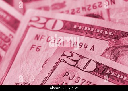 Grande quantità di vecchie banconote da 20 dollari dettagli sulla macro fotografia. Informazioni sui guadagni, sui giorni di paga o sul periodo di pagamento delle imposte immagine in Viva Magenta, Foto Stock