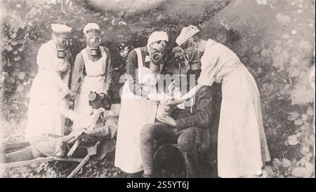 Infermiere in maschere di gas alle trincee, Germania - propaganda della Croce Rossa, era della prima Guerra Mondiale. Foto Stock
