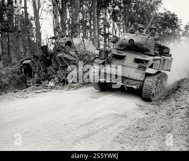 I soldati americani su un obice semovente M8 da 75 mm passano davanti al carro abbattuto PZ.Kpfw. V Panther, apparteneva al tedesco Panzer Lehr. Francia, Saint Gilles , - documento storico, fotografo sconosciuto Foto Stock