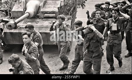 I paracadutisti britannici catturati della 1st Airborne Division (1st Airborne Division) passano davanti a un semovente tedesco StuG III ad Arnhem (Arnhem) - documento storico, fotografo sconosciuto Foto Stock