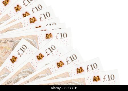 Le banconote da 10 sterline britanniche sono isolate su sfondo bianco con spazio di copia impilato nel primo piano della ventola. Concetto di tempo del giorno di paga o operazioni finanziarie. 10 Foto Stock