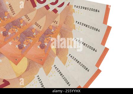 le banconote da 10 euro sono isolate su sfondo bianco con spazio di copia impilato a ventaglio. Concetto di transazioni finanziarie. 10 euro bugie Foto Stock