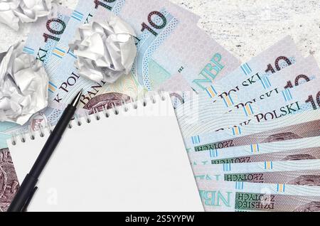 10 banconote lucide e palline di carta increspata con blocco note. Idee cattive o meno di concetto di ispirazione. Alla ricerca di idee per l'investimento. 10 polacco Foto Stock