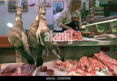 Gioco di squab, piccioni di squab appesi in un macellaio pronto per l'acquisto al Mercado De Triana, un mercato alimentare spagnolo il mercato locale di Triana Siviglia, Spagna, Europa. 2020s 2025 HOMER SYKES Foto Stock
