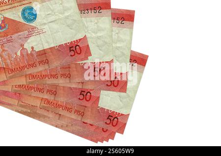 50 banconote di piso delle Filippine si trovano in un piccolo mazzo o in una confezione isolata su bianco. Mockup con spazio di copia. Concetto di business e cambio valuta. 50 Filippine Foto Stock