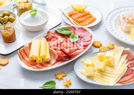 Antipasti assortiti per brunch o festa con salmone, formaggio, salame e verdure Foto Stock