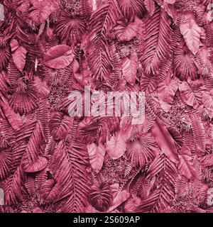 Fondo di foglie verdi tropicali, felce, palma e foglie di Monstera Deliciosa a parete. Primo piano sul concept del motivo della giungla floreale. Tonalità immagine in Foto Stock