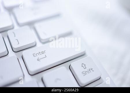 Mani di donna d'affari dito indice premendo il tasto invio sulla tastiera del computer Foto Stock