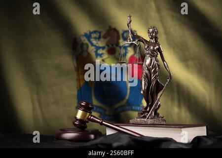 Bandiera dello stato americano del New Jersey con statua di Lady Justice, costituzione e giudice Hammer su tendaggi neri. Concetto di giudizio e punizione. New Jersey Foto Stock