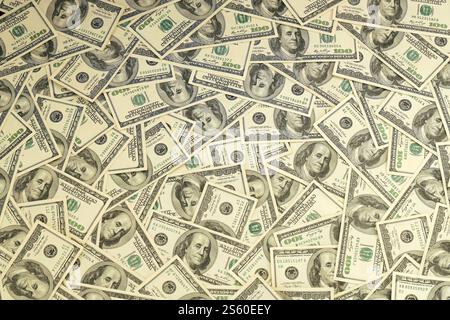 Un mucchio di cento banconote americane con ritratti del presidente. Banconote da cento dollari in contanti, immagine full frame di sfondo ad alta risoluzione. A. Foto Stock