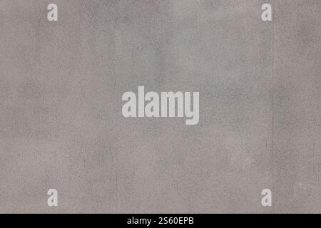 Sfondo bianco grungy per pareti in cemento. Tecnica di stucco ruvida in full frame. Sfondo diurno con texture dettagliata. Parete bianca grungy in cemento Foto Stock