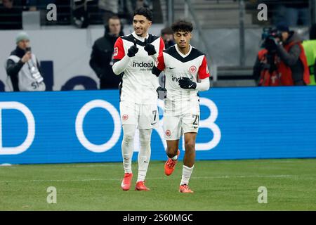 Francoforte sul meno, Ger. 14 gennaio 2025. v.l.: Omar Marmoush (Eintracht Frankfurt, 7) und Nathaniel Brown (Eintracht Frankfurt, 21), 14.01.2025, Fussball, Bundesliga, LE NORMATIVE Eintracht Frankfurt - SC Freiburg, GER, Frankfurt am Main, Deutsche Bank Park, DFL VIETANO QUALSIASI USO DI FOTOGRAFIE COME SEQUENZE DI IMMAGINI E/O QUASI-VIDEO. Credito: HMB Media/Alamy Live News Foto Stock