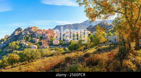 Paesaggio con Speloncato villaggio in Corsica, francese Foto Stock